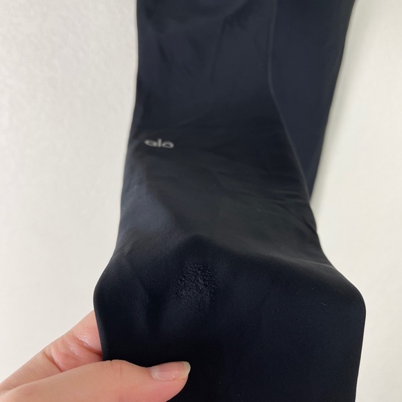 ❌SOLD❌ Alo Yoga High Waist Ripped Warrior Legging - Picture 8 of 10